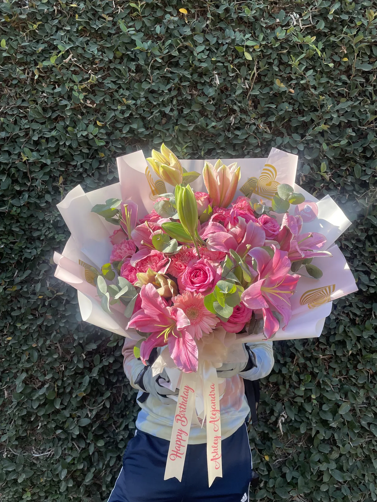 Ramo de lirios con rosas rosadas - imagen 1