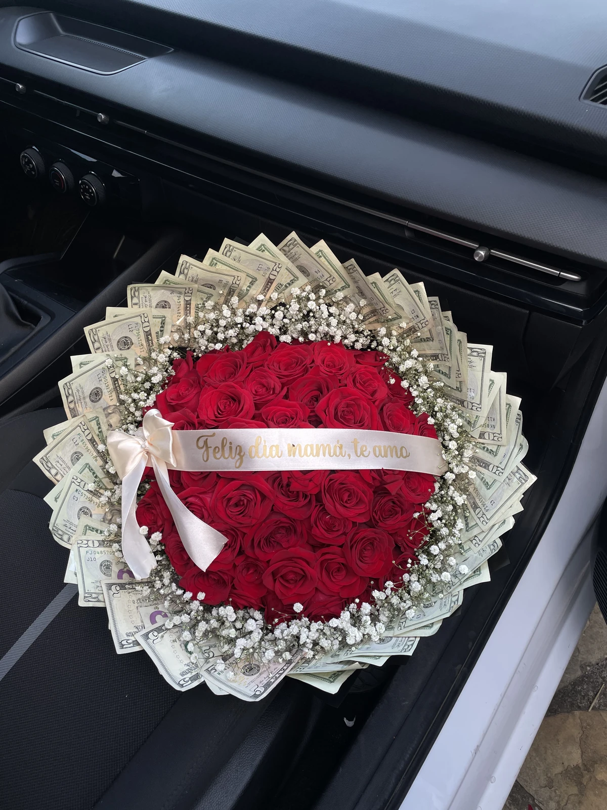 Ramo buchón de 50 rosas con dinero - imagen 1