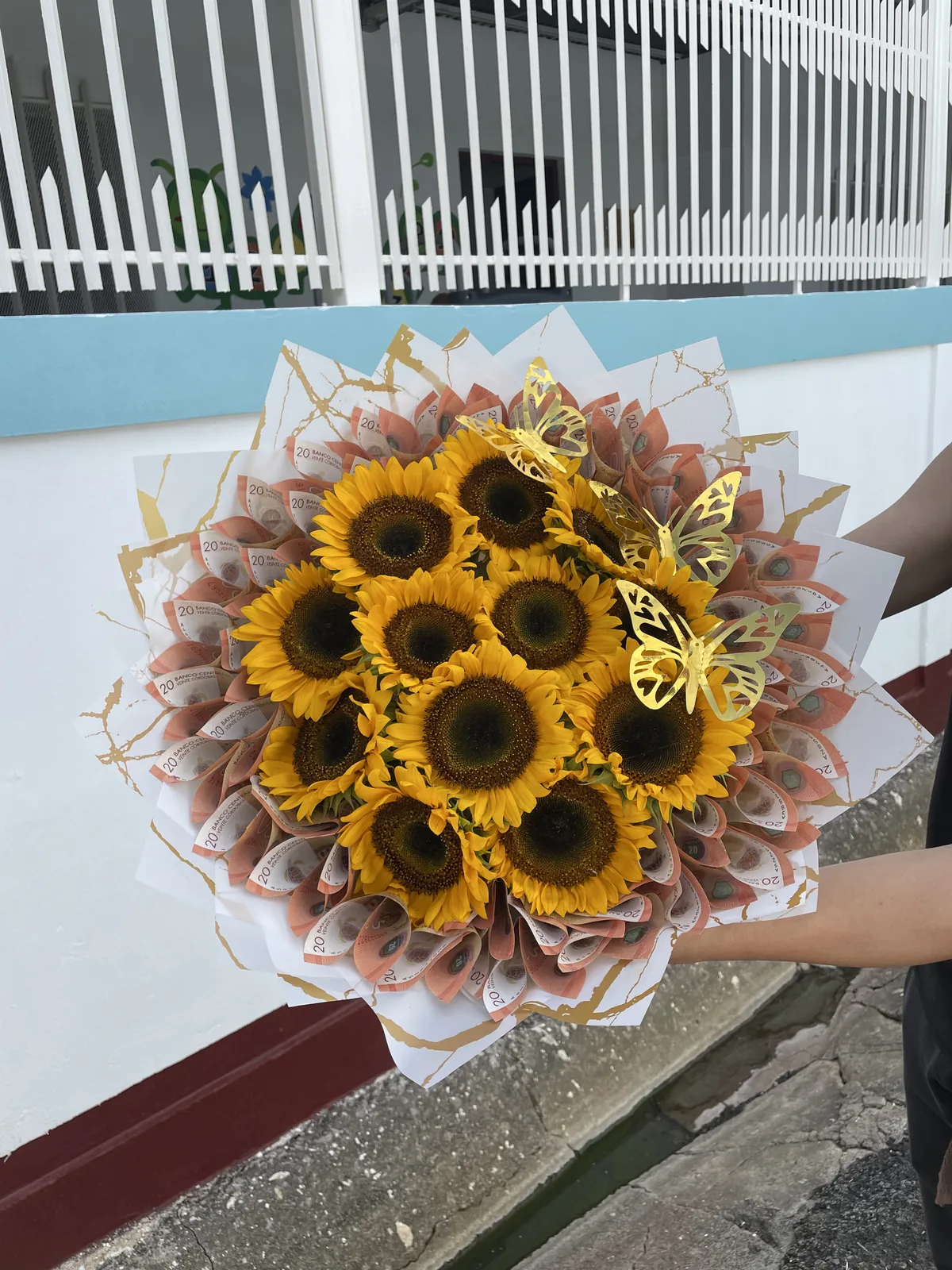 Ramo de dinero con girasoles - imagen 1