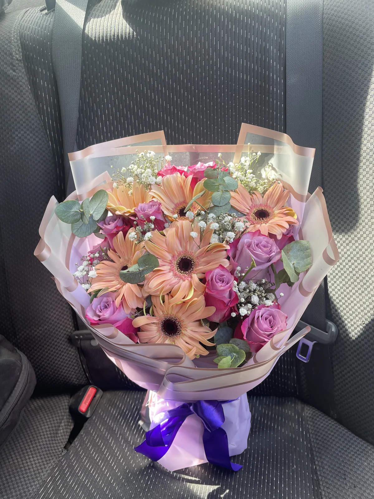 Arreglo de gerberas y rosas moradas - imagen 1