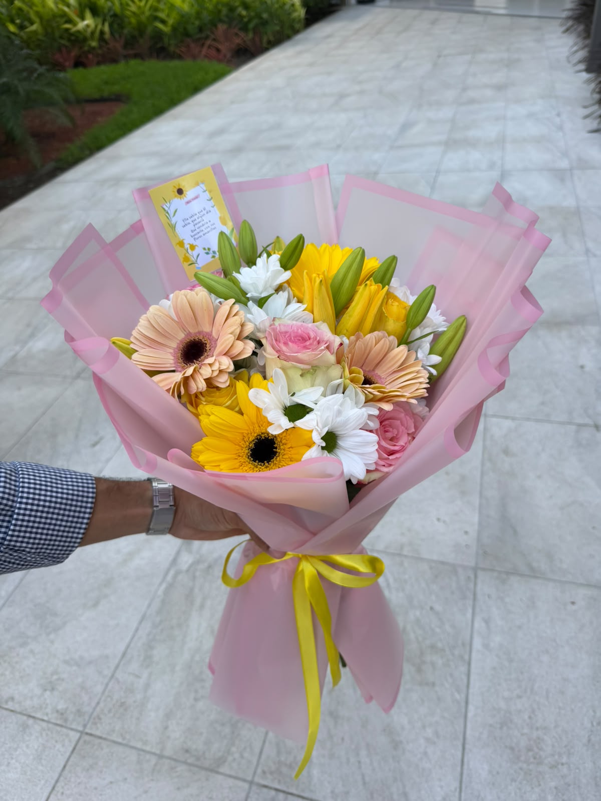 Margaritas, 6 rosas, 4 gerberas y lirios - imagen 1