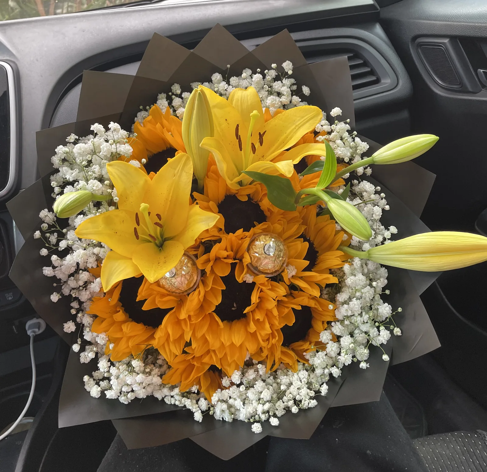 Ramo de 8 girasoles y lirios - imagen 1