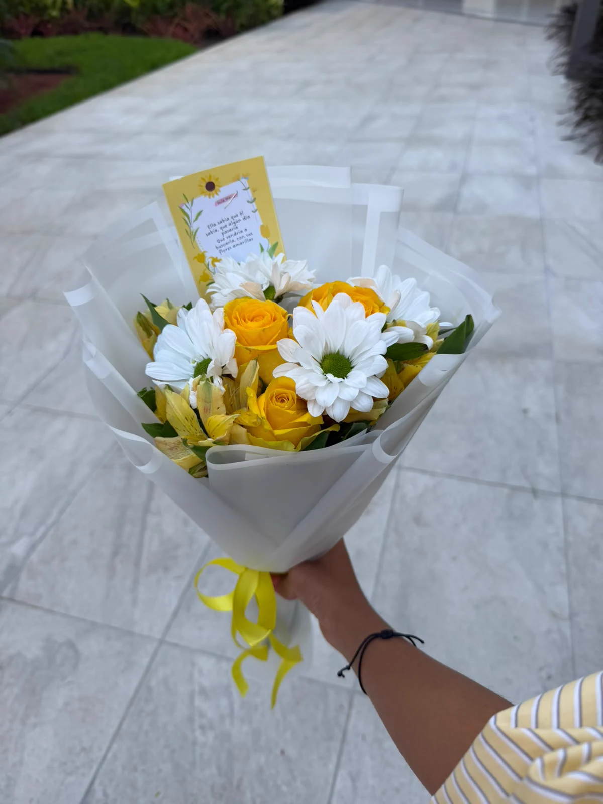 3 rosas, astromelias y margaritas - imagen 1