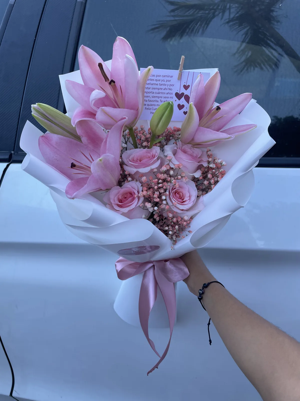 Ramo de lirios y 4 rosas - imagen 1