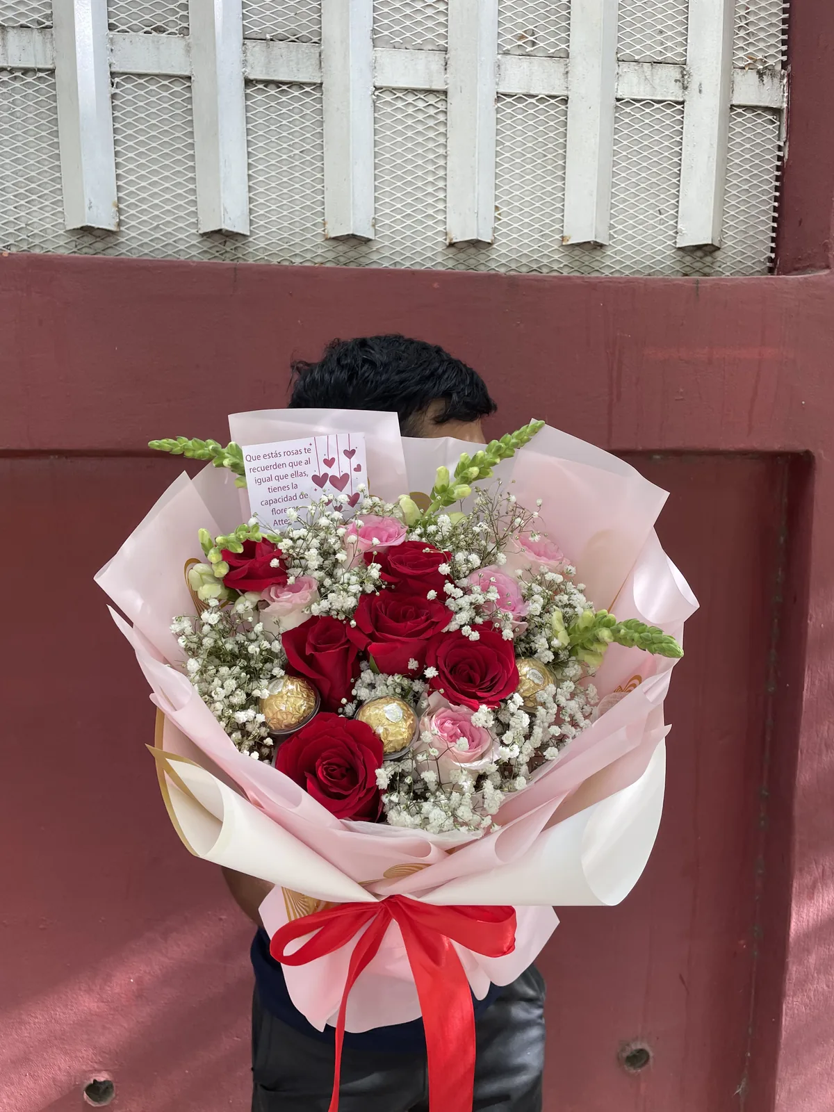 Arreglo de 12 rosas y chocolate - imagen 1