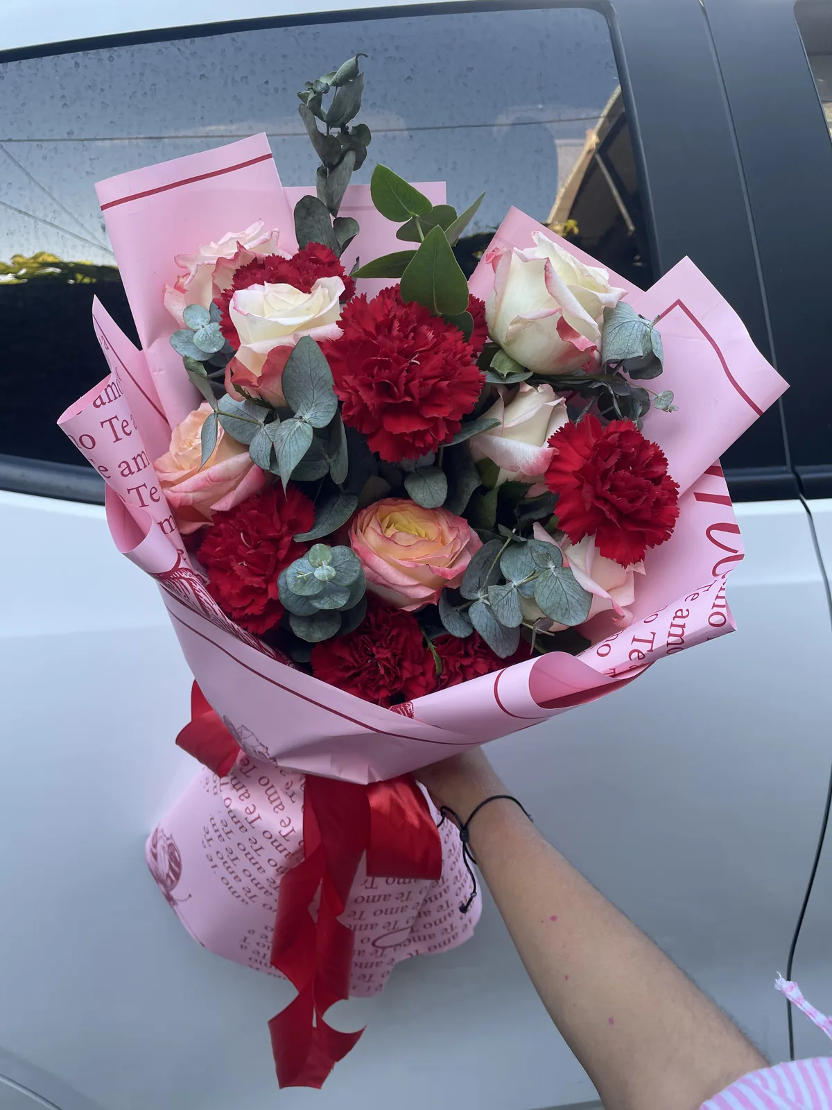 Ramo Claveles rojos y rosas - imagen 1